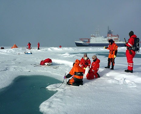 Scientists of diverse disciplins work on an ice station during a Polarstern expedition to the Arctic
