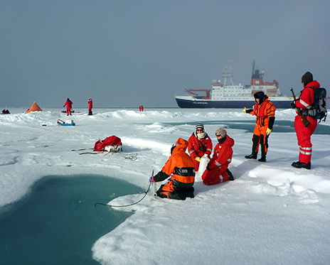 Scientists of diverse disciplins work on an ice station during a Polarstern expedition to the Arctic